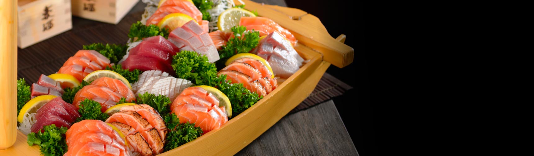 SASHIMI<br />
& SUSHI